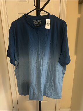 American Eagle Outfitters Men's Blue Gradient Crew Tee
